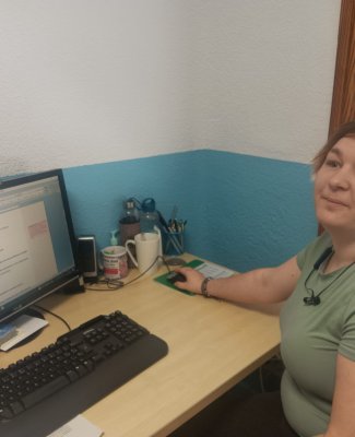 Foto de Irina trabajando con el ordenador
