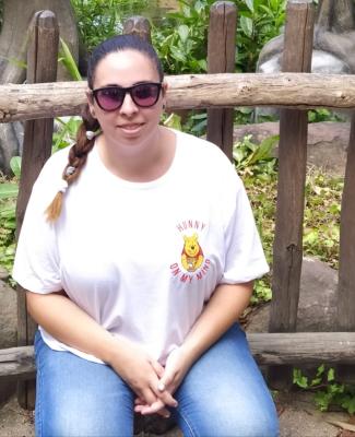 Iris sentada en unos troncos