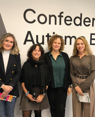 Foto en la que aparecen, de izquierda a derecha, Noelia Revuelta, policía de la Unidad de Atención a la Familia y Mujer (UFAM) de la Policía Nacional; María Verde, psicóloga del área de Investigación de Autismo España; Ruth Vidriales, directora técnica de la Confederación; María del Carmen Pavón, facultativa de UFAM     