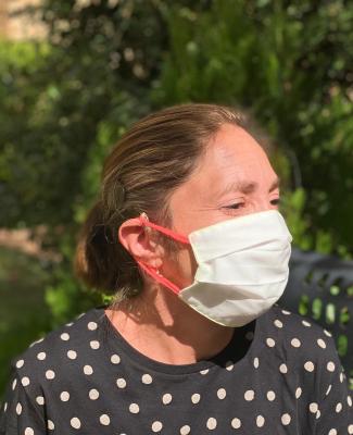 Imagen de Loli con mascarilla en un entorno verde
