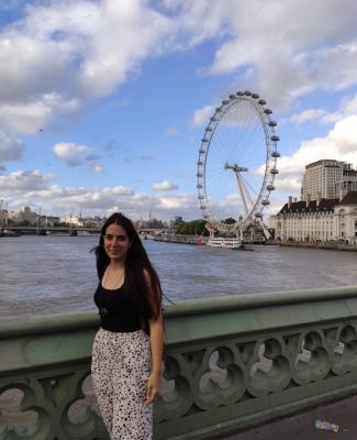 Imagen de Elena, con el London Eye al fondo