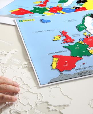 Foto de un mapa de Europa en relieve y braille
