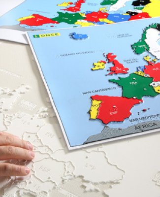 Foto de un mapa de Europa en relieve y braille