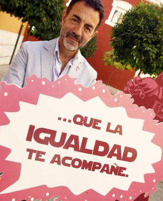 Imagen de M. Lorente con un cartel en el que se lee "...QUE LA IGUALDAD TE ACOMPAÑE"
