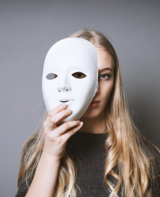 Imagen de una mujer con máscara
