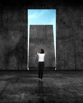 Imagen de pixabay.com en la que se ve a una persona de espaldas empujando una pared