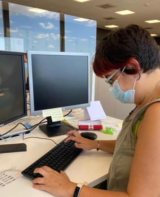 Foto de Carolina en una oficina ante el ordenador