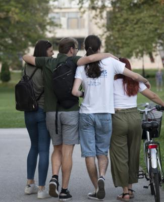 Imagen de un grupo de participantes en Serendipia vistos de espaldas