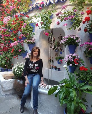 Natalia Peralta en un patio lleno de flores