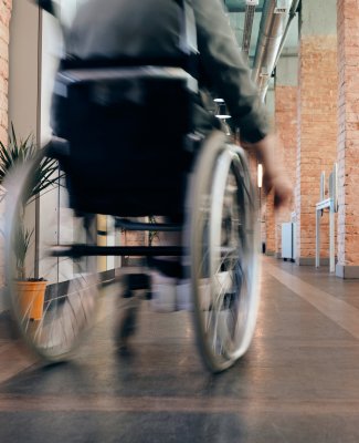 foto de una persona en silla de ruedas vista de espaldas