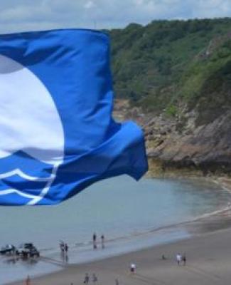 Una playa que luce bandera azul
