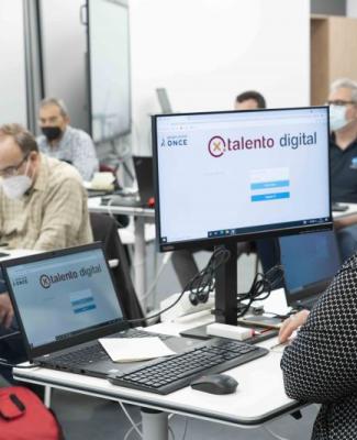 Imagen de alumnos recibiendo un curso en una de las aulas de Por Talento Digital 