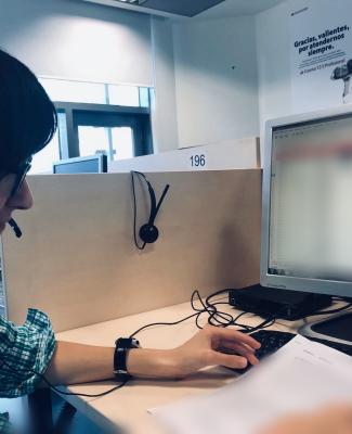 Laura trabajando en un escritorio 