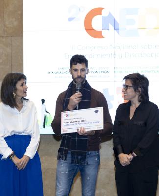 Foto de Eloy recogiendo en premio durante el congreso 