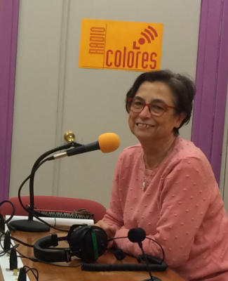 Pilar, sonriente, ante un micrófono de radio