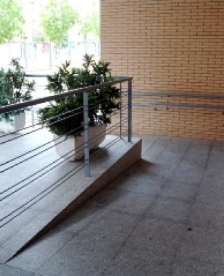Foto de una rampa de acceso a un edificio