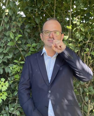 Roberto Suárez mostrando el signo personal que le identifica