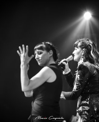 Foto de Bea y Rozalén en un concierto Wizink Center, en Madrid, hecha por Mario Pajuela