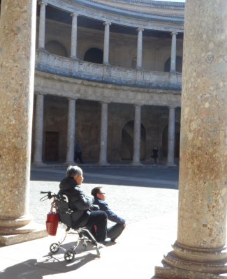 Turistas en silla de ruedas contemplan la Alhambra