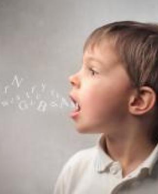 Imagen de un niño al que le salen letras de la boca abierta
