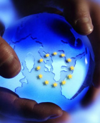 Fotos de unas manos cogiendo una bola con el mapa de europa
