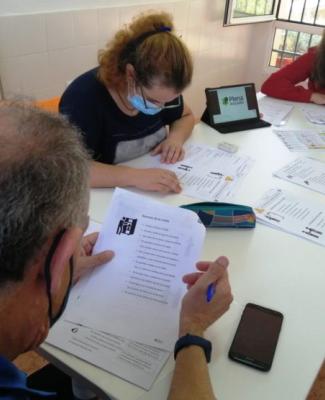 Foto en la que se ve a validadores trabajando con los textos alrededor de una mesa