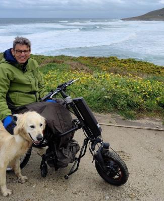 Francisco acompañado de un perro en un espacio verde