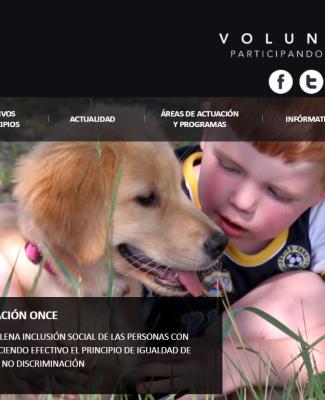 Imagen de un niño abrazando a un perro