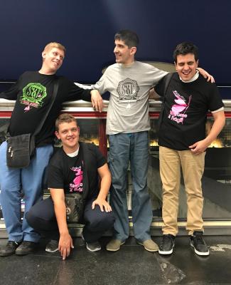 Imagen de Lucas con otros chicos en una estación de Metro