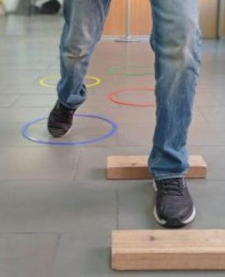 Foto de una persona realizando ejercicios de rehabilitación de coordinación