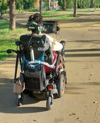 Foto de Noemí de espaldas, en su silla de ruedas